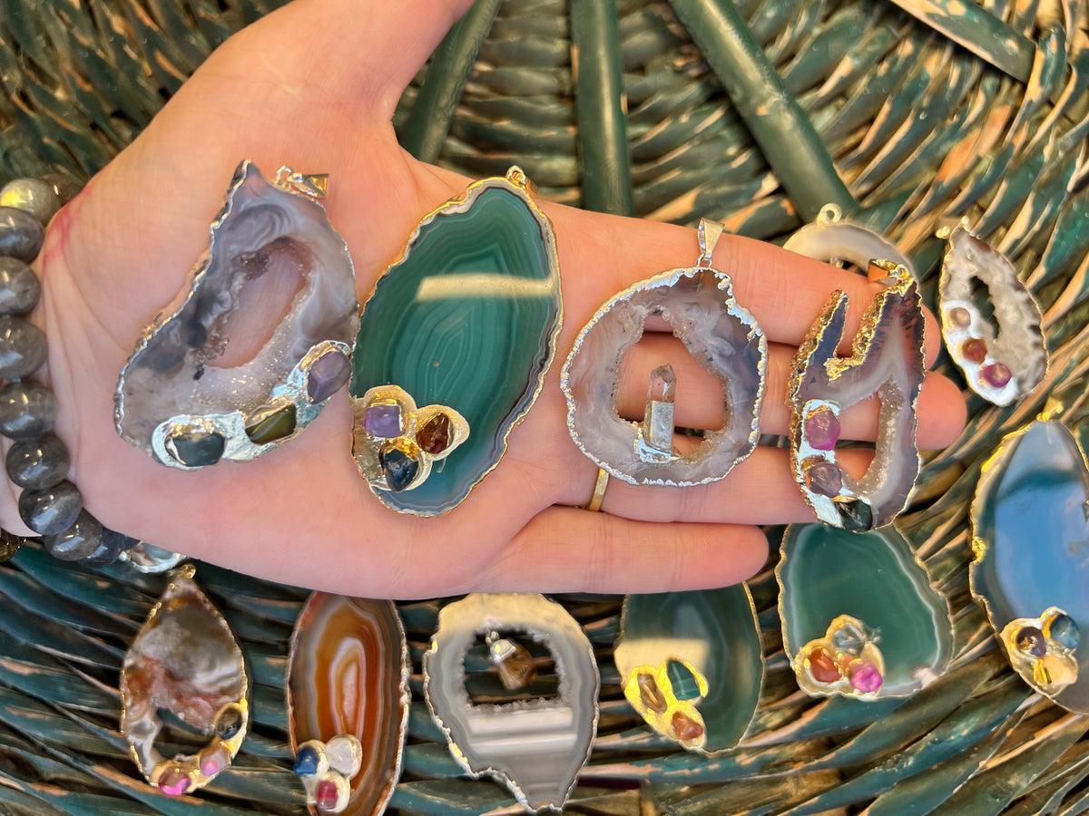 Natural Agate Slice Pendant Necklace with Gemstone Accents