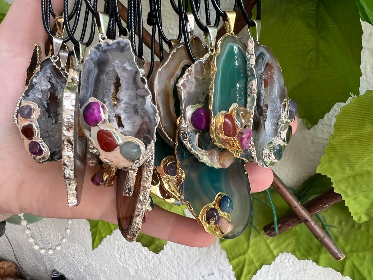 Natural Agate Slice Pendant Necklace with Gemstone Accents
